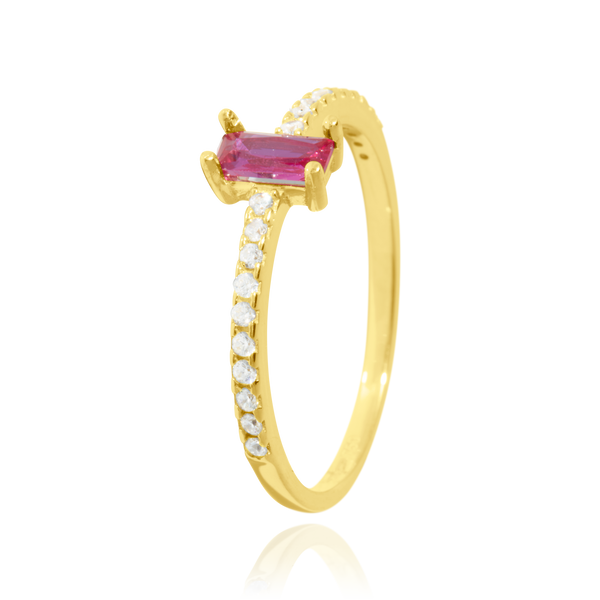 Bague sertie d'un zirconium central de forme rectangulaire rouge et de zirconiums blancs, en Or Jaune 18 Carats - 750/000.  Cinq possibilités d'embellir vos doigts, portez une de nos bagues.   CARACTERISTIQUES :  Pierre centrale (mm) : 5.70 x 3.76 Epaisseur (mm) : 1.44 Poids Moyen (gr) : 1.51     Matière : Or 18 Carats - 750/000 20219