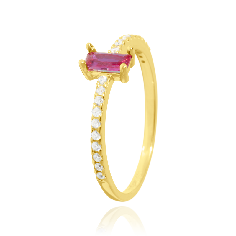 Bague sertie d'un zirconium central de forme rectangulaire rouge et de zirconiums blancs, en Or Jaune 18 Carats - 750/000.  Cinq possibilités d'embellir vos doigts, portez une de nos bagues.   CARACTERISTIQUES :  Pierre centrale (mm) : 5.70 x 3.76 Epaisseur (mm) : 1.44 Poids Moyen (gr) : 1.51     Matière : Or 18 Carats - 750/000 20219