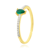 Bague sertie d'un zirconium en forme de poire verte et de zirconiums blancs, en Or Jaune 18 Carats - 750/000.  Cinq possibilités d'embellir vos doigts, portez une de nos bagues.   CARACTERISTIQUES :  Pierre centrale (mm) : 3.73 x 5.76 Epaisseur (mm) : 1.54 Poids Moyen (gr) : 1.54    Matière : Or 18 Carats - 750/000 20221