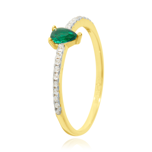 Bague sertie d'un zirconium en forme de poire verte et de zirconiums blancs, en Or Jaune 18 Carats - 750/000.  Cinq possibilités d'embellir vos doigts, portez une de nos bagues.   CARACTERISTIQUES :  Pierre centrale (mm) : 3.73 x 5.76 Epaisseur (mm) : 1.54 Poids Moyen (gr) : 1.54    Matière : Or 18 Carats - 750/000 20221
