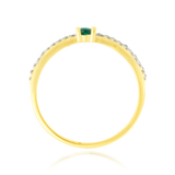 Bague sertie d'un zirconium en forme de poire verte et de zirconiums blancs, en Or Jaune 18 Carats - 750/000.  Cinq possibilités d'embellir vos doigts, portez une de nos bagues.   CARACTERISTIQUES :  Pierre centrale (mm) : 3.73 x 5.76 Epaisseur (mm) : 1.54 Poids Moyen (gr) : 1.54    Matière : Or 18 Carats - 750/000 20221