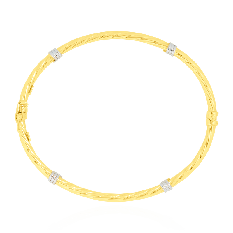Jonc torsadé, monté de 4 inserts en Or Blanc, en Or Jaune 18 Carats - 750/000.  Qu'il soit classique ou fantaisiste, le bracelet saura sans conteste faire plaisir.  CARACTERISTIQUES :  Diamètre jonc (cm) : 6.00 Poids (gr) : 6.15 Matière : Or 18 Carats - 750/000 20223 