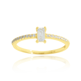 Bague sertie d'un zirconium central de forme rectangulaire et pavée de zirconiums, en Or Jaune 18 Carats - 750/000.  Cinq possibilités d'embellir vos doigts, portez une de nos bagues.   CARACTERISTIQUES :  Pierre centrale (mm) : 3.66 x 5.65 Epaisseur (mm) : 1.41 Poids Moyen (gr) : 1.53     Matière : Or 18 Carats - 750/000 20235