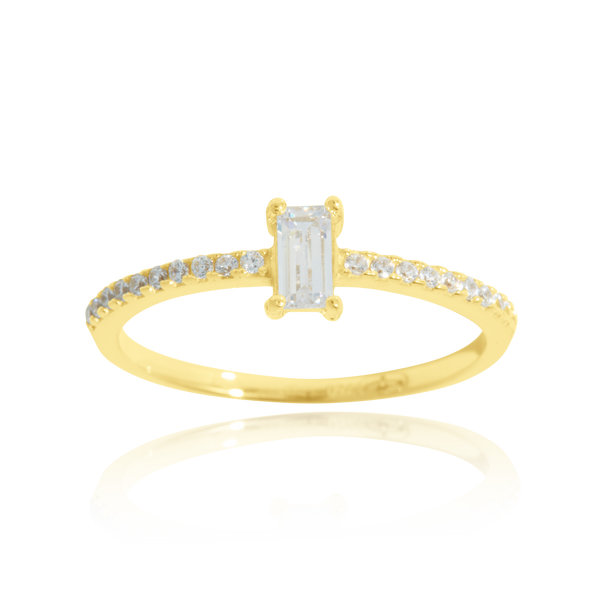 Bague sertie d'un zirconium central de forme rectangulaire et pavée de zirconiums, en Or Jaune 18 Carats - 750/000.  Cinq possibilités d'embellir vos doigts, portez une de nos bagues.   CARACTERISTIQUES :  Pierre centrale (mm) : 3.66 x 5.65 Epaisseur (mm) : 1.41 Poids Moyen (gr) : 1.53     Matière : Or 18 Carats - 750/000 20235