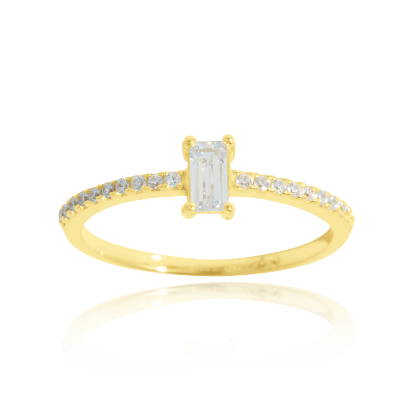 Bague sertie d'un zirconium central de forme rectangulaire et pavée de zirconiums, en Or Jaune 18 Carats - 750/000.  Cinq possibilités d'embellir vos doigts, portez une de nos bagues.   CARACTERISTIQUES :  Pierre centrale (mm) : 3.66 x 5.65 Epaisseur (mm) : 1.41 Poids Moyen (gr) : 1.53     Matière : Or 18 Carats - 750/000 20235