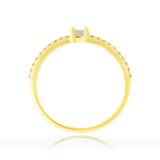 Bague sertie d'un zirconium central de forme rectangulaire et pavée de zirconiums, en Or Jaune 18 Carats - 750/000.  Cinq possibilités d'embellir vos doigts, portez une de nos bagues.   CARACTERISTIQUES :  Pierre centrale (mm) : 3.66 x 5.65 Epaisseur (mm) : 1.41 Poids Moyen (gr) : 1.53     Matière : Or 18 Carats - 750/000 20235