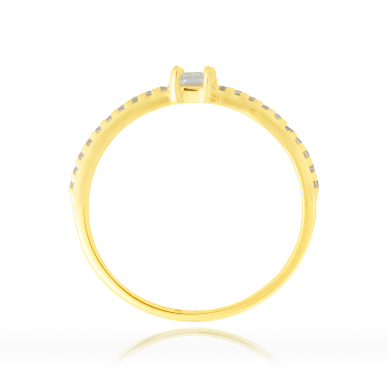 Bague sertie d'un zirconium central de forme rectangulaire et pavée de zirconiums, en Or Jaune 18 Carats - 750/000.  Cinq possibilités d'embellir vos doigts, portez une de nos bagues.   CARACTERISTIQUES :  Pierre centrale (mm) : 3.66 x 5.65 Epaisseur (mm) : 1.41 Poids Moyen (gr) : 1.53     Matière : Or 18 Carats - 750/000 20235