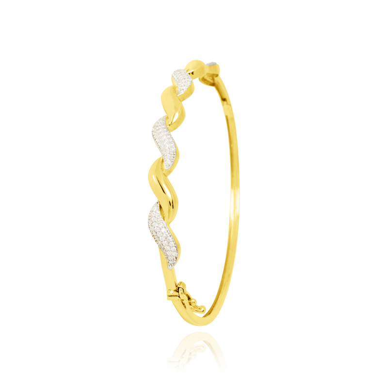 Jonc motifs vagues sertis de zirconiums, en Or Jaune et Or Blanc 18 Carats - 750/000.  Qu'il soit classique ou fantaisiste, le bracelet saura sans conteste faire plaisir.  CARACTERISTIQUES :  Diamètre jonc (cm) : 6.00 Poids (gr) : 8.68 Matière : Or 18 Carats - 750/000 20262 