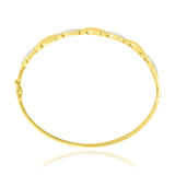 Jonc motifs vagues sertis de zirconiums, en Or Jaune et Or Blanc 18 Carats - 750/000.  Qu'il soit classique ou fantaisiste, le bracelet saura sans conteste faire plaisir.  CARACTERISTIQUES :  Diamètre jonc (cm) : 6.00 Poids (gr) : 8.68 Matière : Or 18 Carats - 750/000 20262 