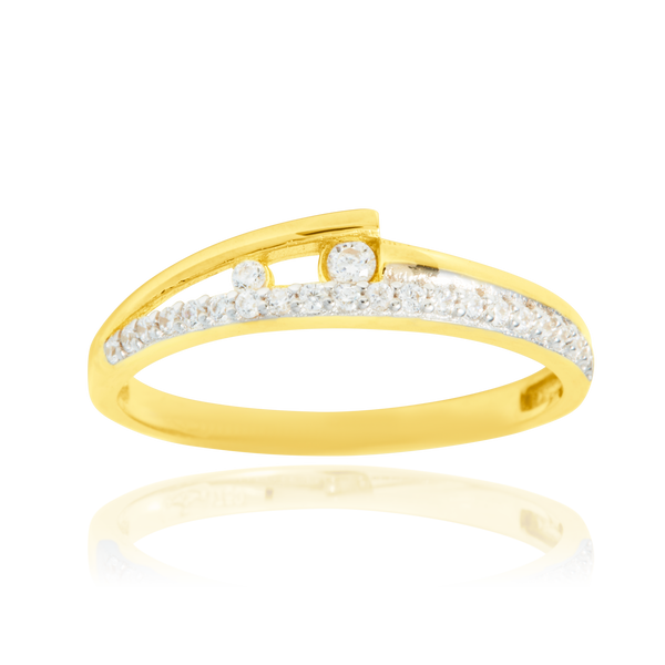 Bague sertie de zirconiums, en Or Jaune 18 Carats - 750/000.  Cinq possibilités d'embellir vos doigts, portez une de nos bagues.   CARACTERISTIQUES :  Motif central (mm) : 4.50 Epaisseur (mm) : 1.81 Poids Moyen (gr) : 2.01     Matière : Or 18 Carats - 750/000 20281