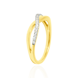 Alliance croisée lisse et sertie de diamants, en Or Jaune et Or Blanc 18 Carats- 750/000.  L'alliance est plus qu'un simple bijou, elle est la matérialisation physique d'un amour inconditionnel entre deux êtres.  Gravure possible   CARACTERISTIQUES :   Largeur motif (mm) : 4.90 Poids (gr) : 3.78 Nombre de diamants : 17 Carats : 0.201   Matière : Or 18 Carats - 750/000 20301- 20764