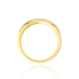 Alliance croisée lisse et sertie de diamants, en Or Jaune et Or Blanc 18 Carats- 750/000.  L'alliance est plus qu'un simple bijou, elle est la matérialisation physique d'un amour inconditionnel entre deux êtres.  Gravure possible   CARACTERISTIQUES :   Largeur motif (mm) : 4.90 Poids (gr) : 3.78 Nombre de diamants : 17 Carats : 0.201   Matière : Or 18 Carats - 750/000 20301- 20764