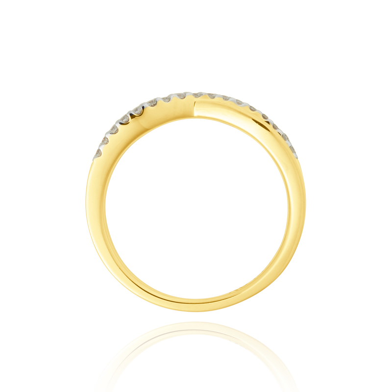 Alliance croisée lisse et sertie de diamants, en Or Jaune et Or Blanc 18 Carats- 750/000.  L'alliance est plus qu'un simple bijou, elle est la matérialisation physique d'un amour inconditionnel entre deux êtres.  Gravure possible   CARACTERISTIQUES :   Largeur motif (mm) : 4.90 Poids (gr) : 3.78 Nombre de diamants : 17 Carats : 0.201   Matière : Or 18 Carats - 750/000 20301- 20764