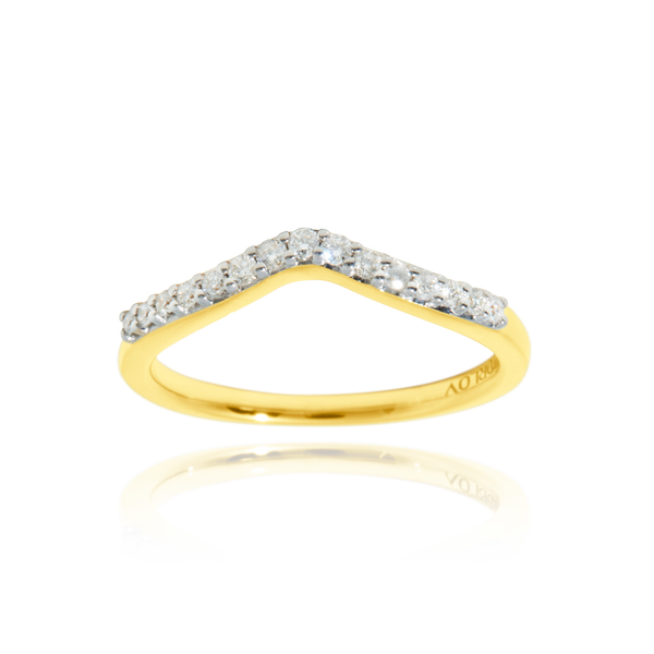 Alliance en forme de "V", sertie de diamants, en Or Jaune et Or Blanc 18 Carats - 750/000.  L'alliance est plus qu'un simple bijou, elle est la matérialisation physique d'un amour inconditionnel entre deux êtres.  Gravure possible   CARACTERISTIQUES :   Poids (gr) : 3.10 Nombre de diamants : 15 Carats : 0.209   Matière : Or 18 Carats - 750/000 20302 - 20765
