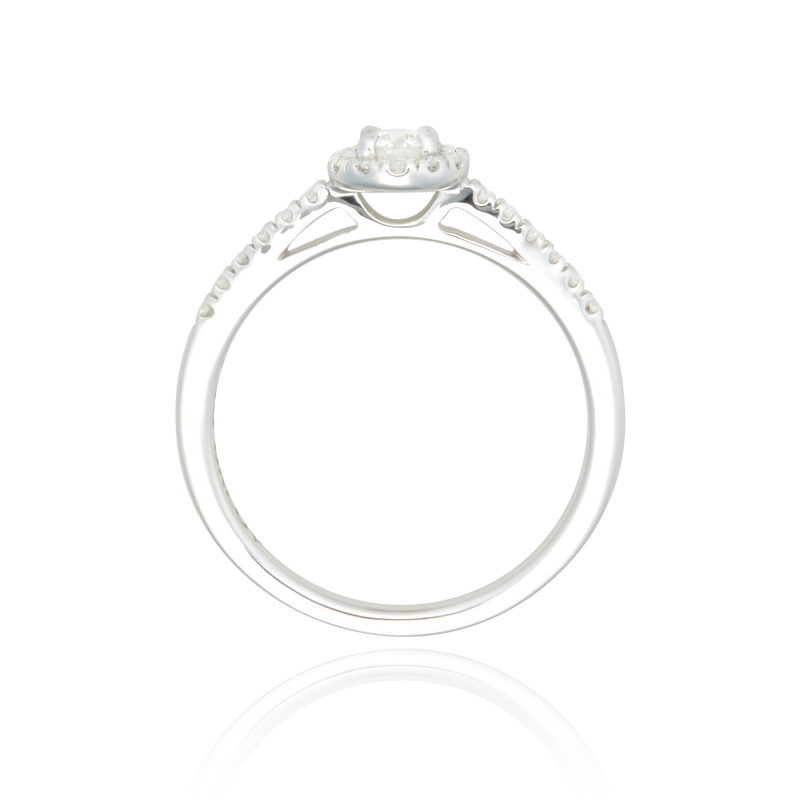 Solitaire, serti de diamants ronds, en Or Blanc 18 Carats - 750/000   CARACTERISTIQUES :   Largeur du corps (mm) : 1.60 Largeur motif (mm) : 6.30 Poids (gr) : 2.41 Nombre de diamants : 25  -  Carats : 0.27 Matière : Or 18 Carats - 750/000 20369