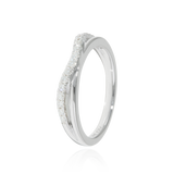 Alliance en forme de "V" 2 rangs, lisse et sertie de diamants, en Or Blanc 18 Carats - 750/000.  L'alliance est plus qu'un simple bijou, elle est la matérialisation physique d'un amour inconditionnel entre deux êtres.  Gravure possible   CARACTERISTIQUES :   Epaisseur (mm) : 3.55 Poids (gr) : 3.79 Nombre de diamants : 17     Carats : 0.21 Matière : Or 18 Carats - 750/000 20378