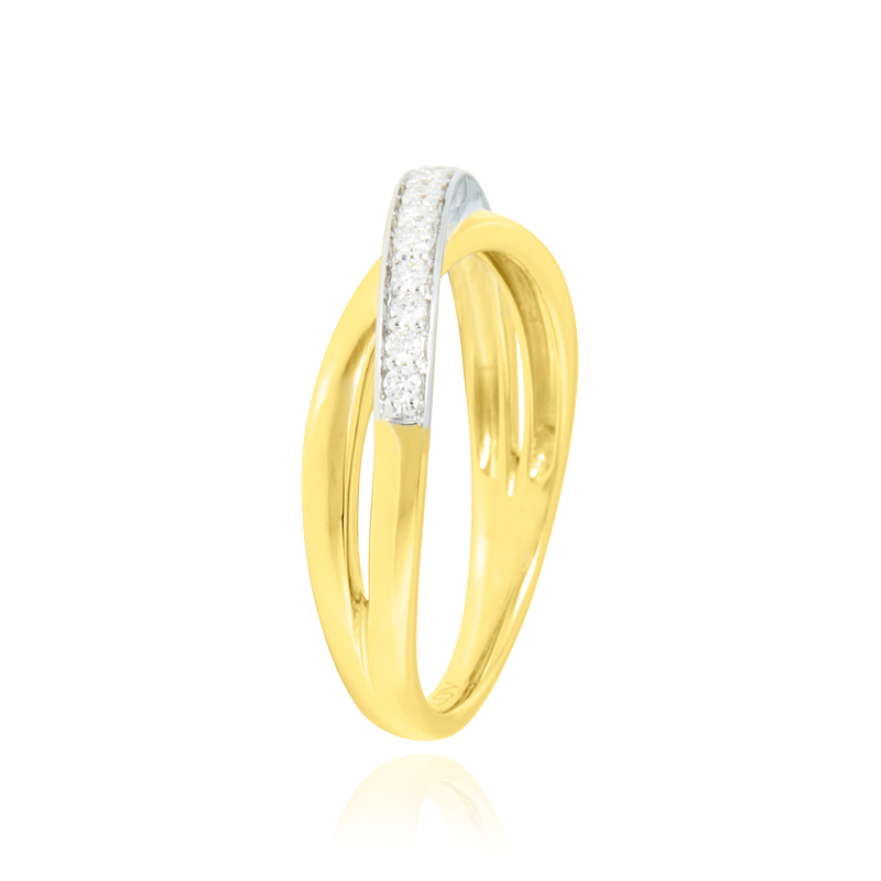Alliance croisée lisse et sertie de diamants, en Or Jaune et Or Blanc 18 Carats - 750/000.  L'alliance est plus qu'un simple bijou, elle est la matérialisation physique d'un amour inconditionnel entre deux êtres.  Gravure possible   CARACTERISTIQUES :   Largeur motif (mm) : 4.90 Poids (gr) : 3.74 Nombre de diamants : 15 Carats : 0.197   Matière : Or 18 Carats - 750/000 20763