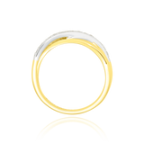 Alliance croisée lisse et sertie de diamants, en Or Jaune et Or Blanc 18 Carats - 750/000.  L'alliance est plus qu'un simple bijou, elle est la matérialisation physique d'un amour inconditionnel entre deux êtres.  Gravure possible   CARACTERISTIQUES :   Largeur motif (mm) : 4.90 Poids (gr) : 3.74 Nombre de diamants : 15 Carats : 0.197   Matière : Or 18 Carats - 750/000 20763