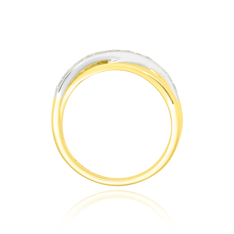 Alliance croisée lisse et sertie de diamants, en Or Jaune et Or Blanc 18 Carats - 750/000.  L'alliance est plus qu'un simple bijou, elle est la matérialisation physique d'un amour inconditionnel entre deux êtres.  Gravure possible   CARACTERISTIQUES :   Largeur motif (mm) : 4.90 Poids (gr) : 3.74 Nombre de diamants : 15 Carats : 0.197   Matière : Or 18 Carats - 750/000 20763