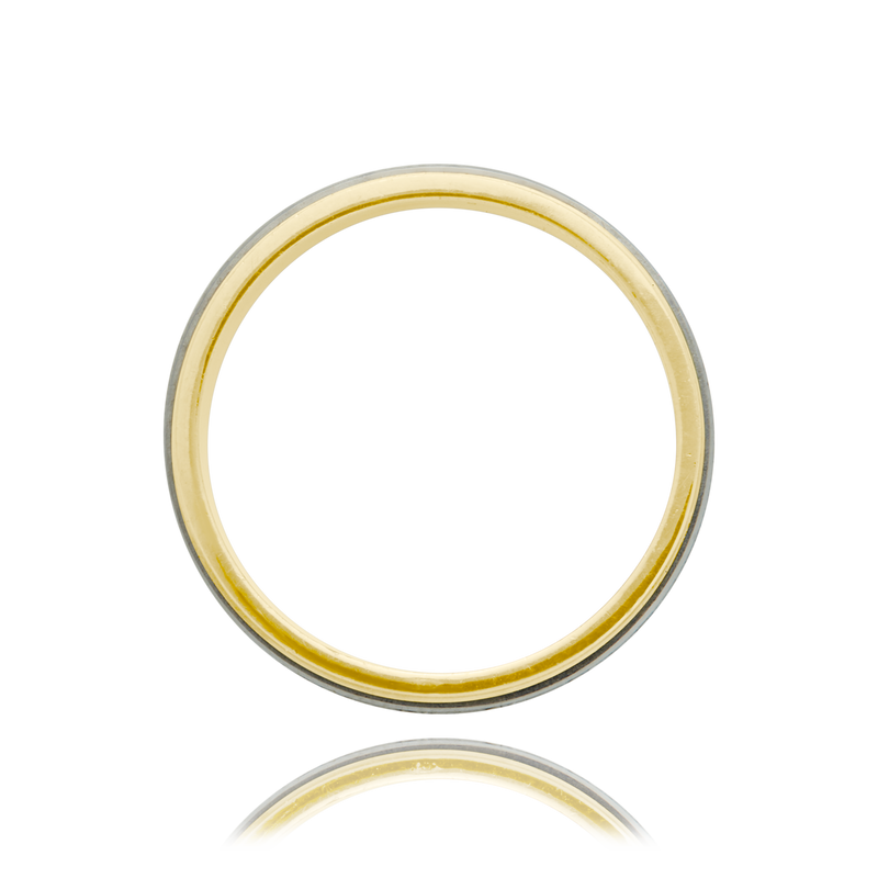 Alliance motif grec, en Or Jaune et Or Blanc 18 Carats - 750/000.  L'alliance est plus qu'un simple bijou, elle est la matérialisation physique d'un amour inconditionnel entre deux êtres.  Gravure possible   CARACTERISTIQUES :  Poids (gr) : 6.60 Largeur (mm) : 5.00 Matière : Or 18 Carats - 750/000 2622