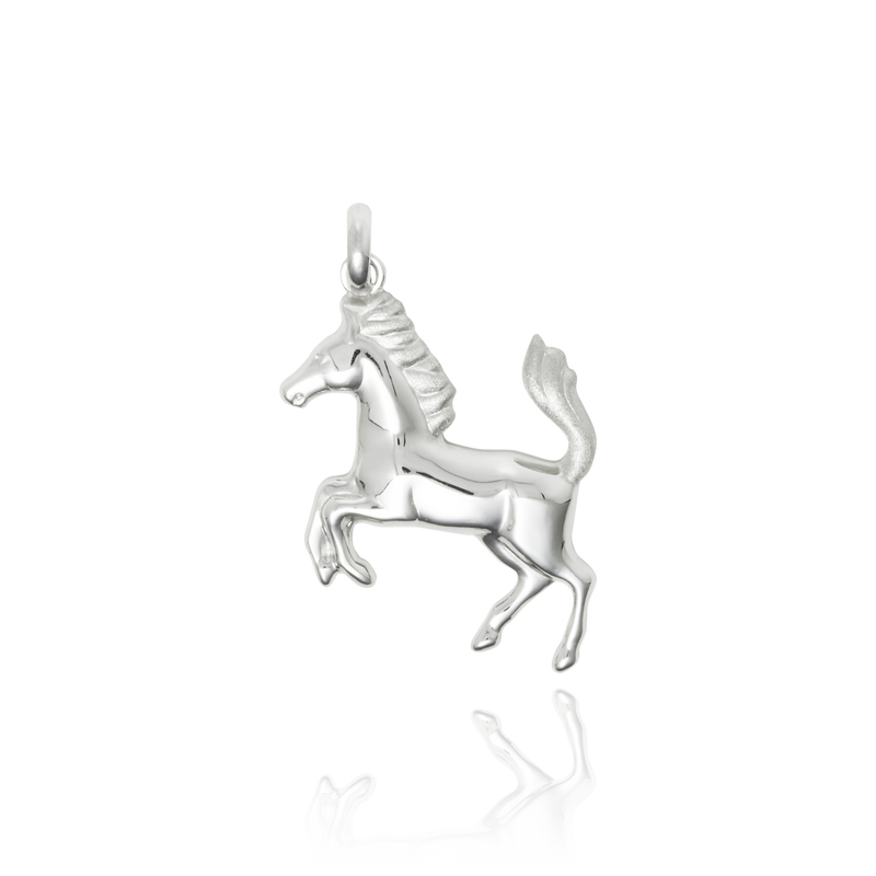 Pendentif en forme de cheval en Or Blanc 18 Carats - 750/000.   CARACTERISTIQUES :  Dimensions H x l (mm) : 25.8 x 25.9 Poids (gr) : 4.34 Matière : Or 18 Carats - 750/000 2856 