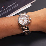 Réf: 35688/BTR19  HERBELIN propose une nouvelle génération Newport pour Dame. Munie d’un boîtier ( de 35mm) en acier et PVD or rose cette montre Michel HERBELIN est habillée d’un cadran muni d’un rehaut argent brossé circulaire.  L’alliance du PVD or rose et de l’acier apporte douceur à cette montre Newport Chrono, qui se caractérise par son allure sportive et raffinée. Avec son étanchéité de 100 mètres, soit 10 ATM dans notre bien aimée langue horlogère.