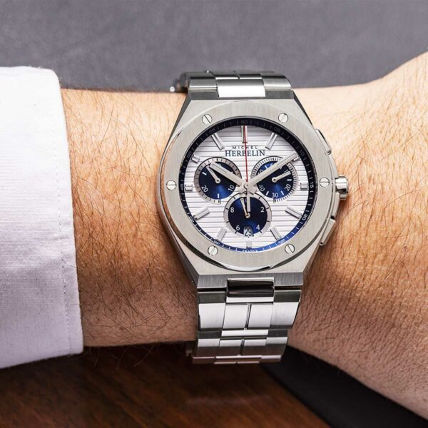 Marqué de 3 compteurs, ce chronographe offre une lecture du temps précise et élégante. Frappé à l’horizontal blanc, le cadran est complété par un rehaut bleu apportant de la modernité à ce modèle.