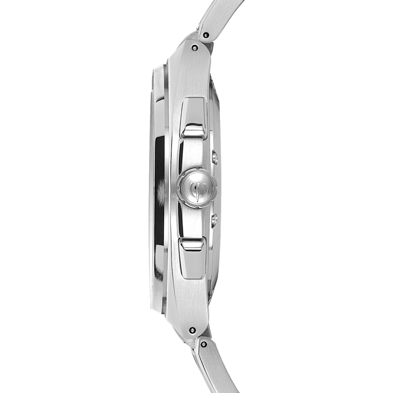 Marqué de 3 compteurs, ce chronographe offre une lecture du temps précise et élégante. Frappé à l’horizontal blanc, le cadran est complété par un rehaut bleu apportant de la modernité à ce modèle.