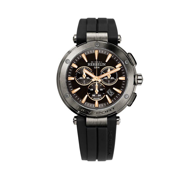 REF: 37688-G33TC  Pour cette nouvelle collection, Michel Herbelin revisite ce modèle en format chronographe. Ainsi, c'est un nouveau modèle pour homme qui fait son entrée. Outre sa forme arrondie et son boîtier de 43mm, ce cadran se munit d'un fond intensément noir sur lequel plusieurs détails prennent place. Sans oublier de souligner l'élégance de son bracelet en caoutchouc FKM.  Avec son étanchéité de 10 ATM dans notre bien aimée langue horlogère.