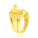 Chevalière, montée d'une tête de cheval 3D, en Or Jaune 18 Carats - 750/000.  La chevalière est le bijou indémodable qui a su traverser les époques pouvant se transmettre de père en fils.   CARACTERISITIQUES:   Largeur (mm) : 17.60 Poids (gr) : 13.10 Matière : Or 18 Carats - 750/000 5449 