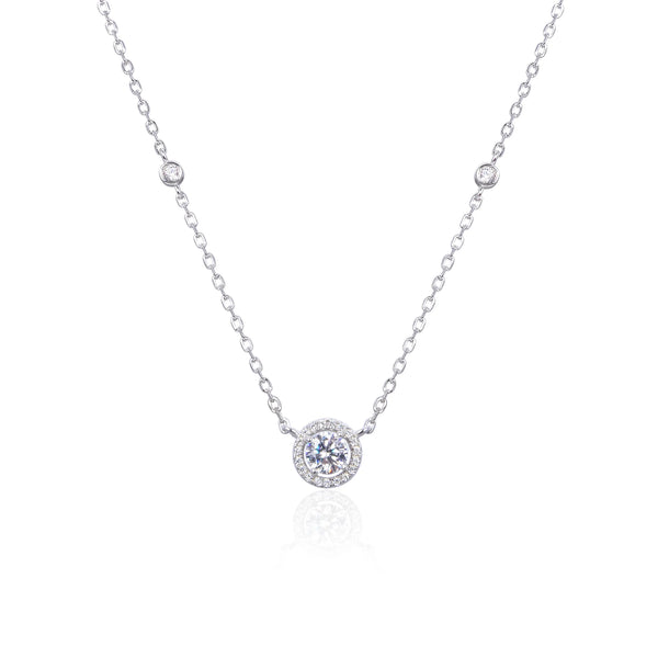 Collier orné de son motif rond serti de zirconiums, monté sur une chaine maille Forçat massive, en Argent - 925/1000   Symbole d'amitié ou de séduction, chaînes et colliers n'ont qu'un but : sublimer votre cou.     CARACTERISTIQUES :  Poids (gr) : 2.80 Matière : Argent - 925/000 