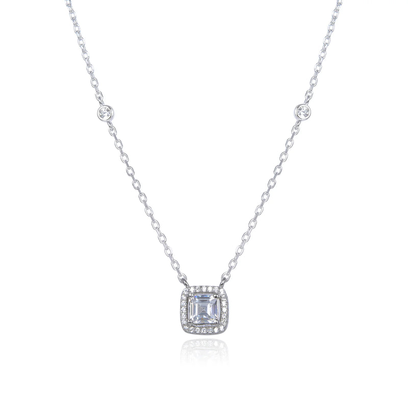 Collier monté d'un motif carré serti de zirconiums, sur une chaine forçat massive, en Argent - 925/1000 rhodié, rosé.  Symbole d'amitié ou de séduction, chaînes et colliers n'ont qu'un but : sublimer votre cou.    CARACTERISTIQUES :  Longueur (cm) : 45.00 Poids (gr) : 3.20 Matière : Argent - 925/000 