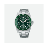 La montre Prospex SNE583P1 est dotée d'un boîtier de 38,5mm de diamètre et d'un bracelet en acier inoxydable. Son magnifique cadran vert est réhaussé d'une lunette de couleur verte pour plus d'intensité. En plus d'être pratique et de faire tourner les têtes, cette Prospex étanche à 200 mètres est animée par un mouvement à quartz solaire. 